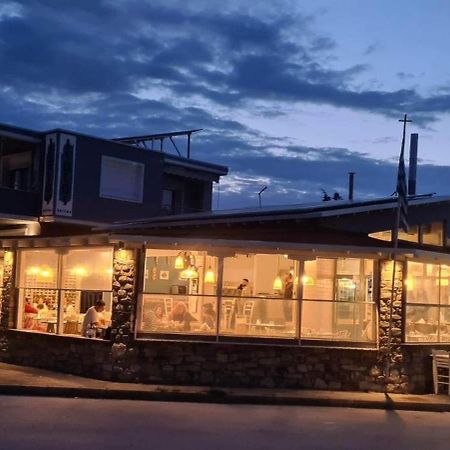 Isalos Suites Néa Péramos Esterno foto