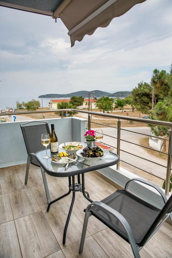 Isalos Suites Néa Péramos Esterno foto