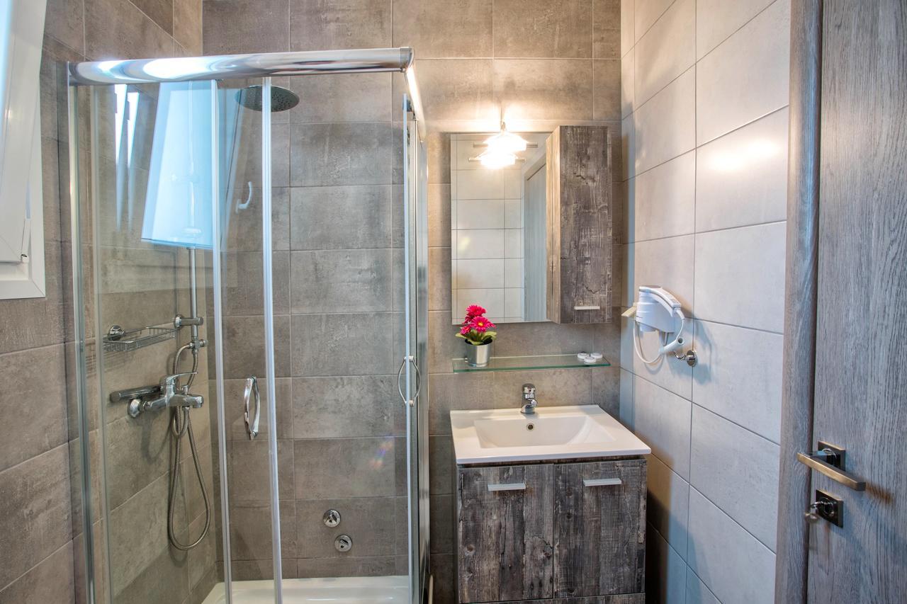 Isalos Suites Néa Péramos Esterno foto