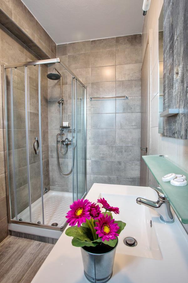 Isalos Suites Néa Péramos Esterno foto