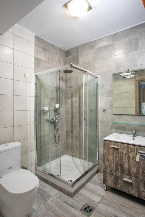 Isalos Suites Néa Péramos Esterno foto