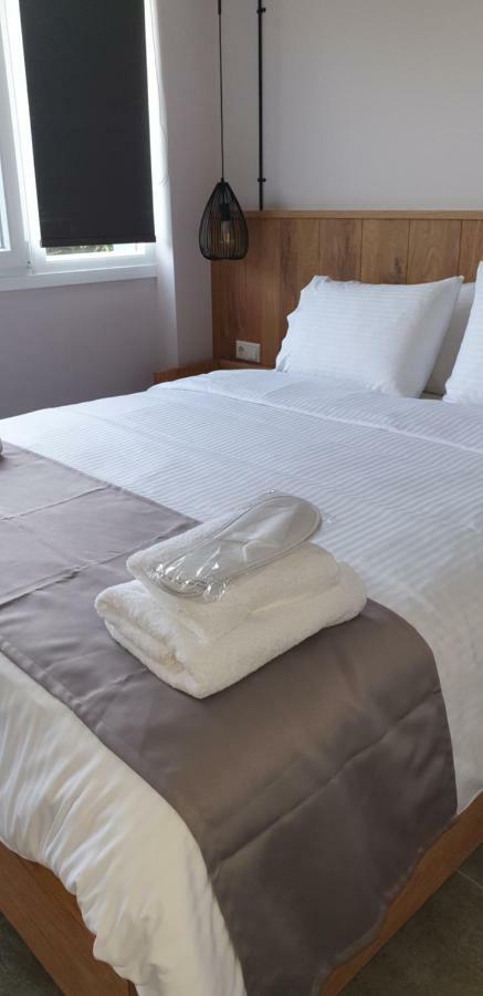 Isalos Suites Néa Péramos Esterno foto