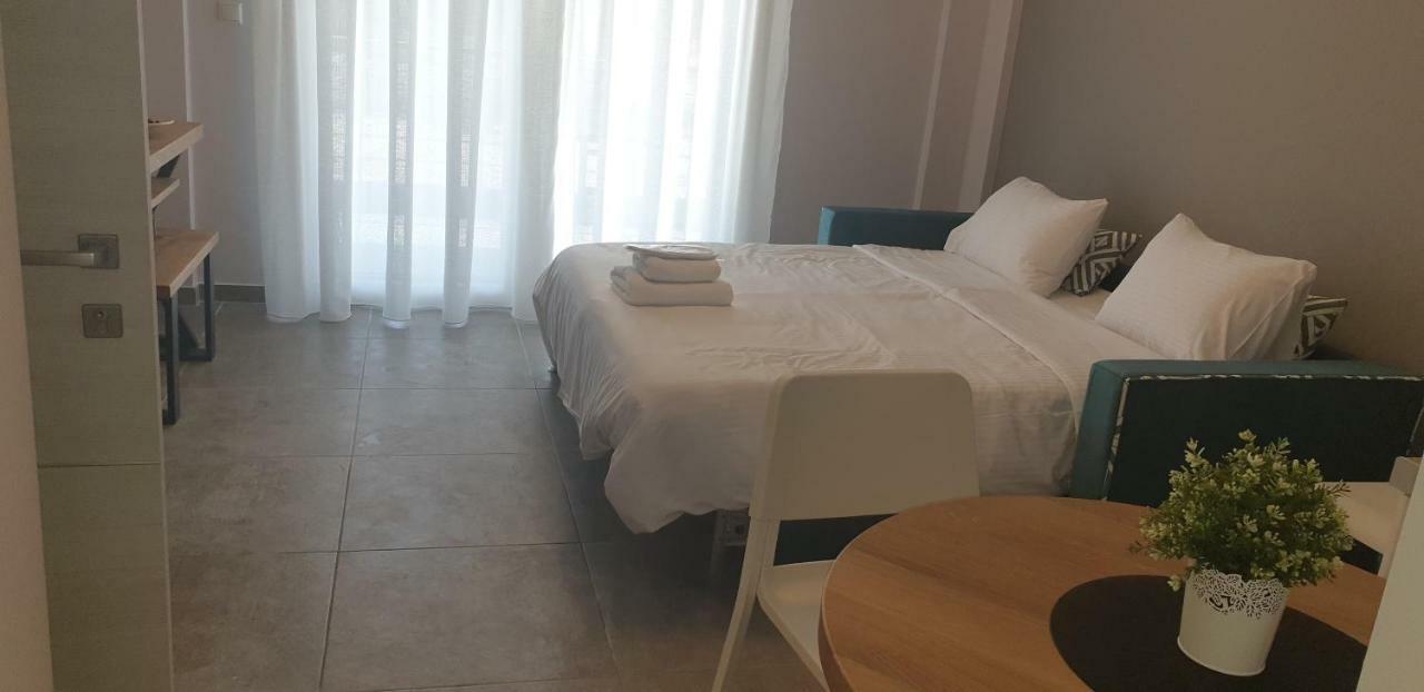 Isalos Suites Néa Péramos Esterno foto